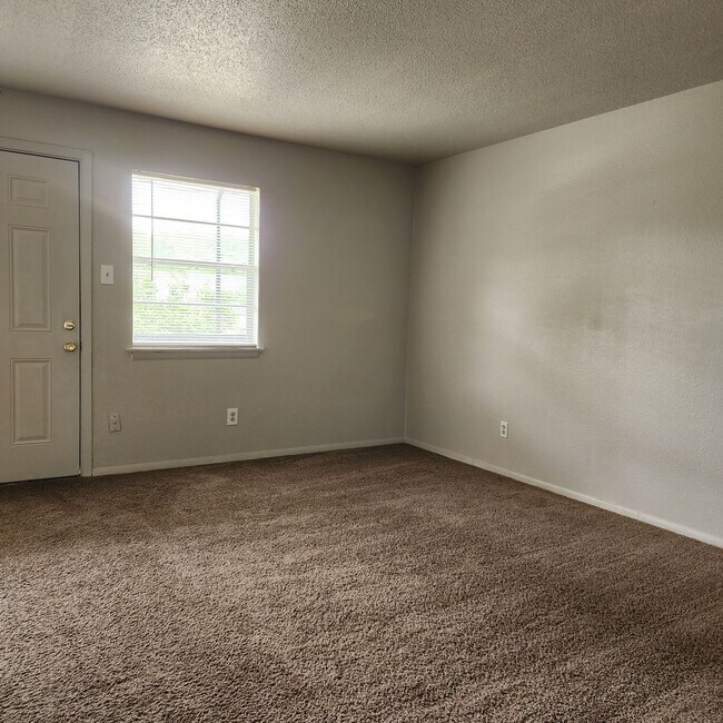 Building Photo - 2BR 1BA - $800/m & $500 deposit