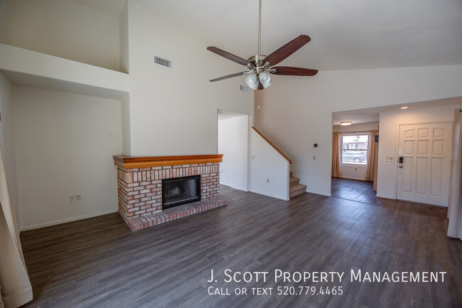 Building Photo - 1421 W Camino Ct