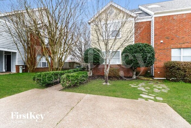 Foto del edificio - 700 Walnut Woods Cove S
