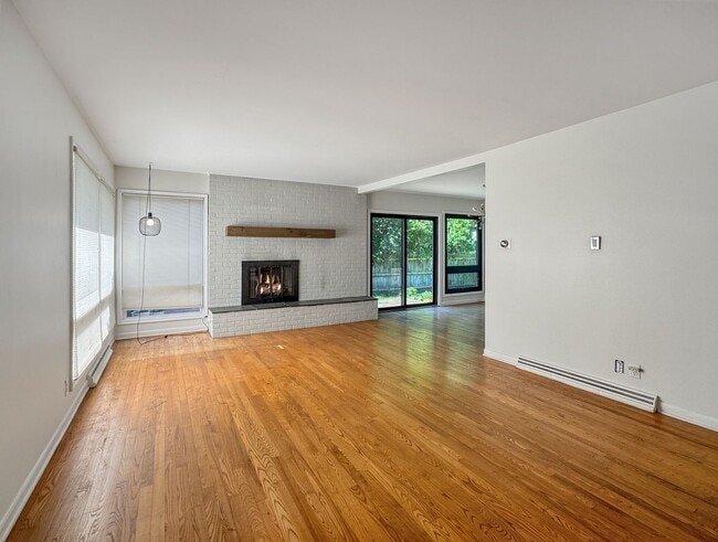 Building Photo - 1353 Pinecrest Ave SE