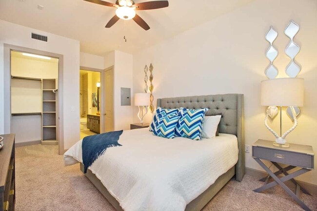 Building Photo - Midtown on the Rail