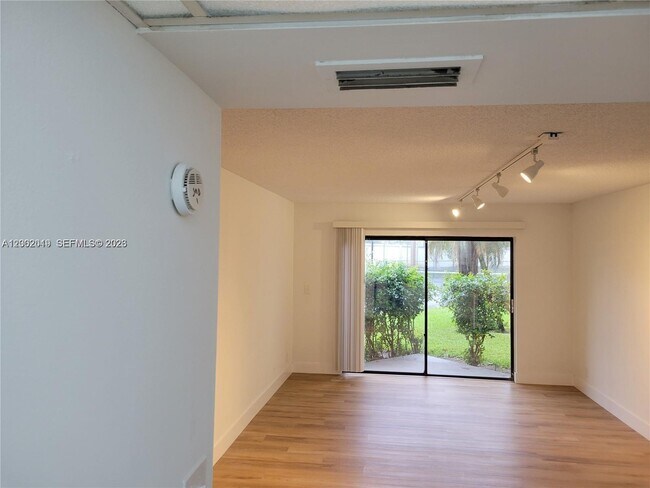 Foto del edificio - 8290 Lake Dr