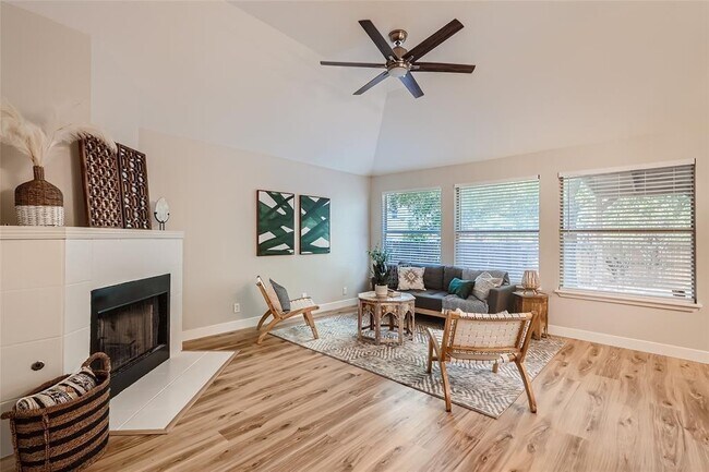 Foto del edificio - 1701 Hollow Tree Blvd