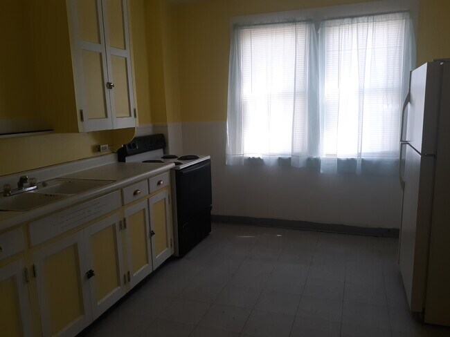 Kitchen - 134 E Otterman St