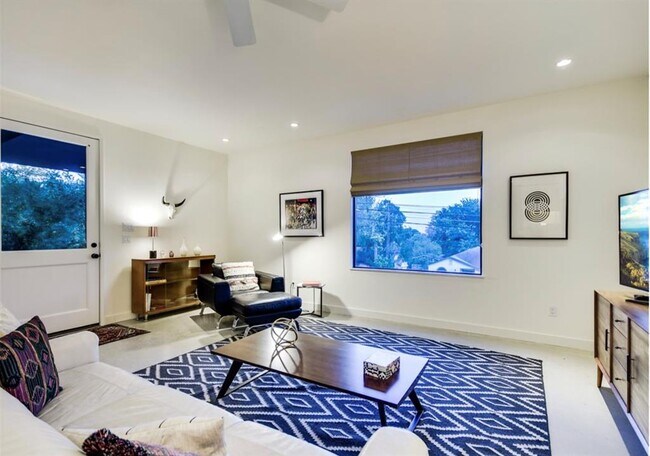 Foto del edificio - 2308 1/2 E 9th St