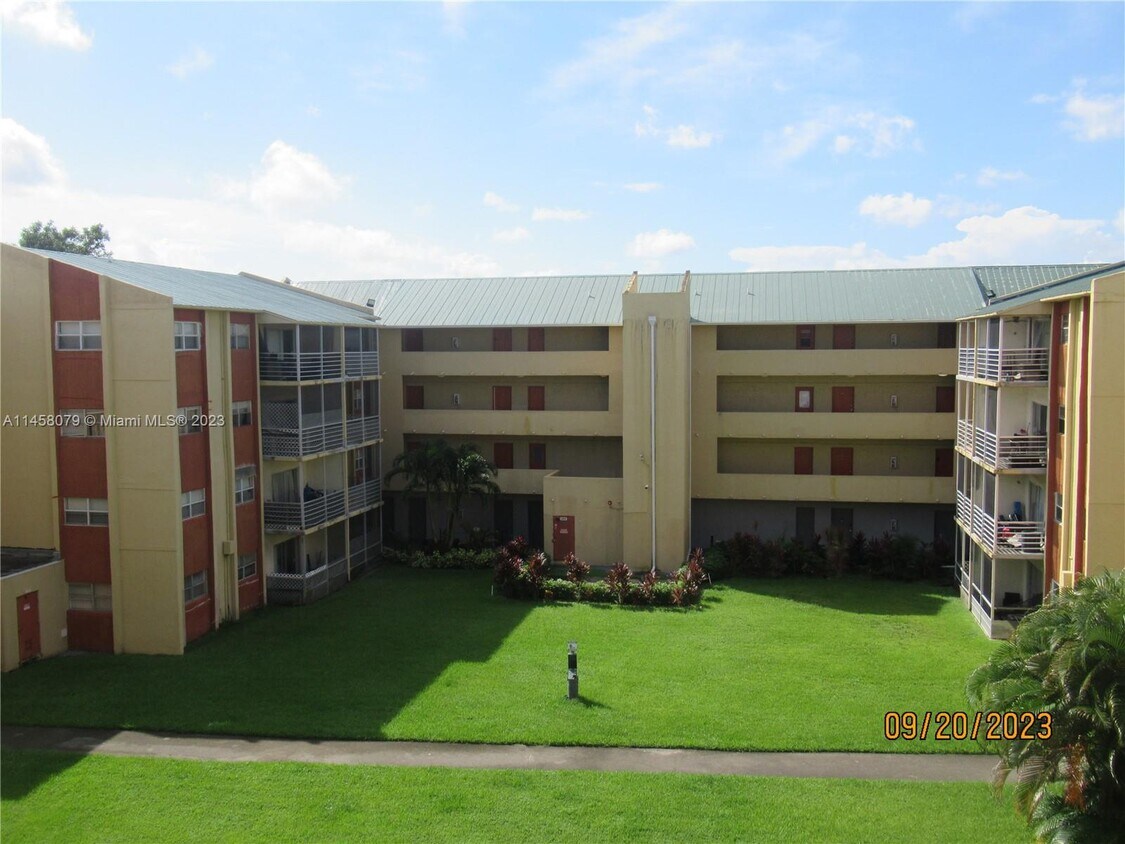 3700 NW 21st St Unit 403, Lauderdale Lakes, FL 33311 Room for Rent in