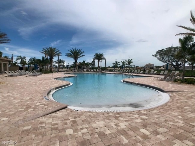 Building Photo - 3 br, 2.5 bath Townhome - Hillcrest Parkview