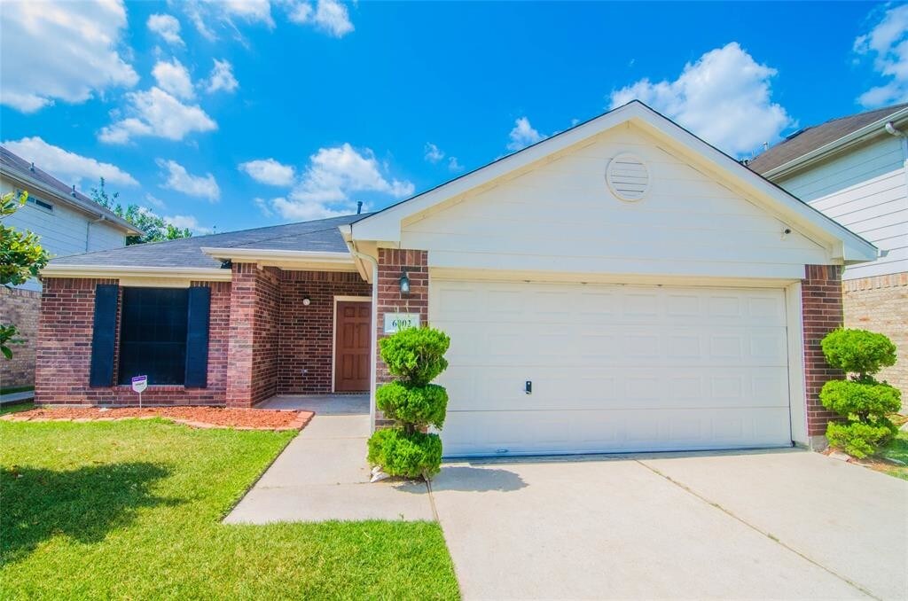Primary Photo - 6002 NW Creek Cir