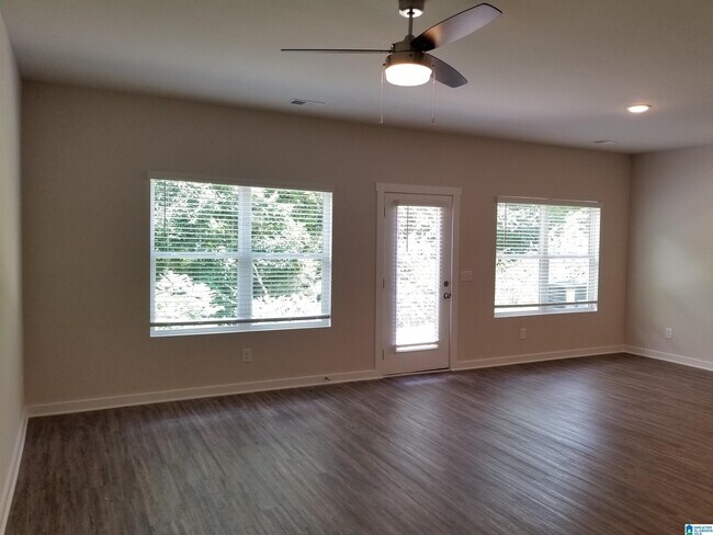 Foto del edificio - 516 The Heights Ln