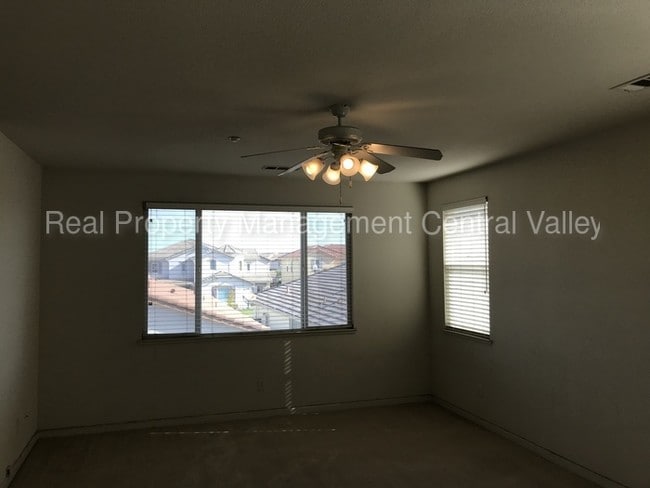 Building Photo - Spacious 4 Bedroom 3 full bath - Lathrop
