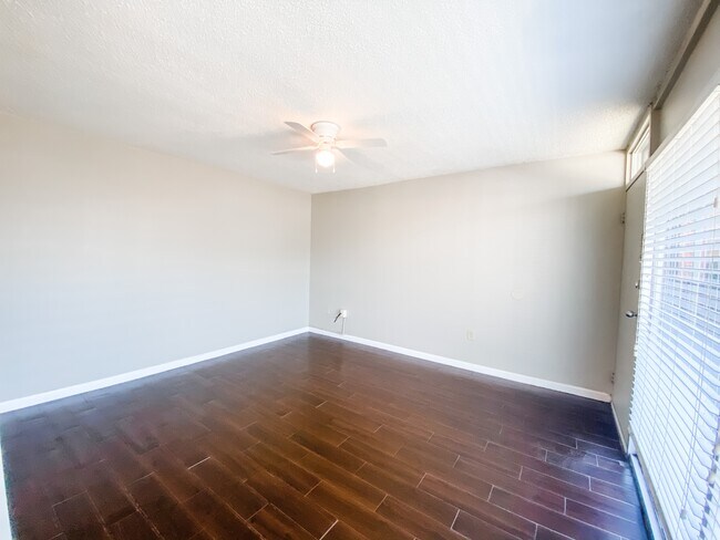 Building Photo - 2990 Rhodes Cir S