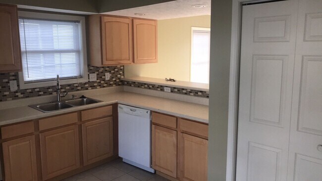 Building Photo - 3 Bedroom Townhouse Available July 2026. M...