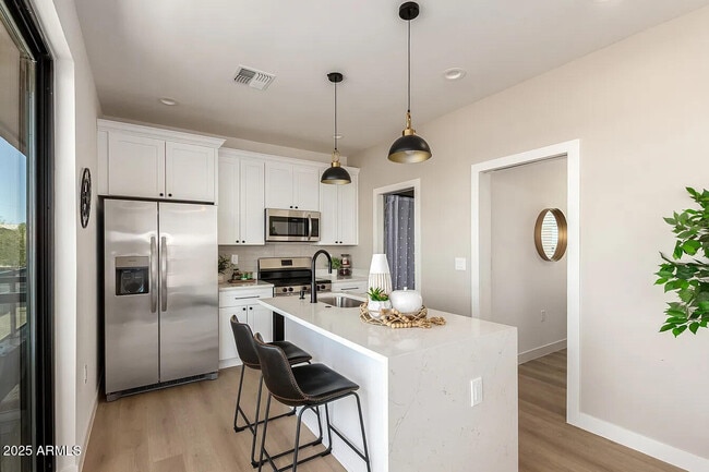 Building Photo - 411 N 32nd Pl