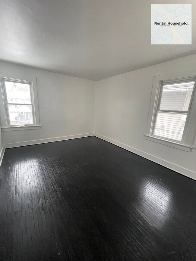 Foto del edificio - Spacious & Charming Colonial- Almost 1800sqft + Cozy Nooks