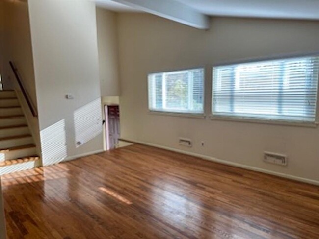 Building Photo - 423 Springvale Rd