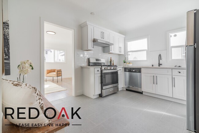 Foto del edificio - ONE MONTH FREE! Stunning and Sunny One Bed...