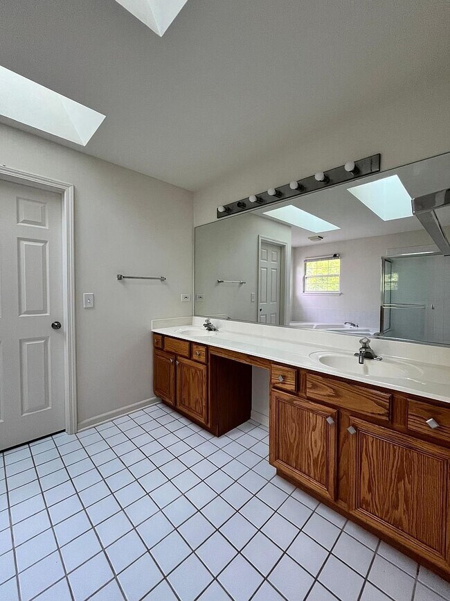 Foto del edificio - 2803 Bluewater Cir