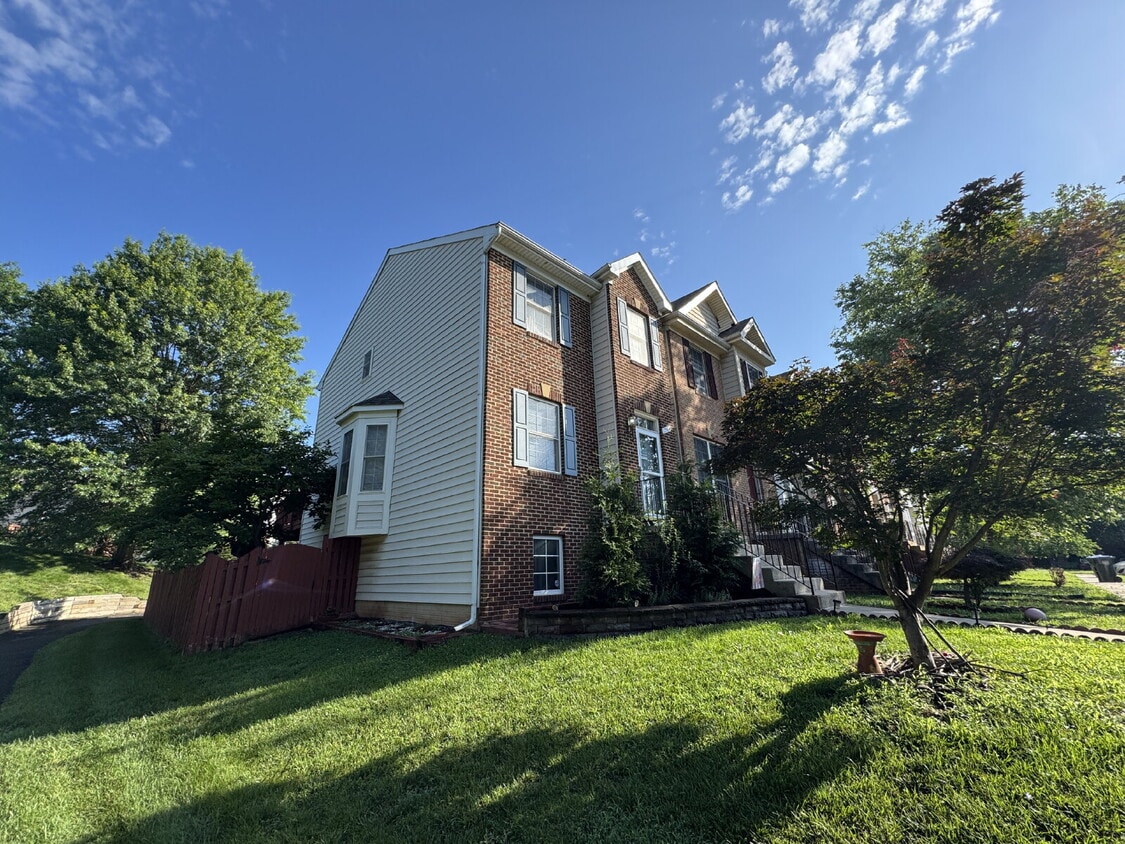 Building Photo - Spacious End-Unit Townhome in a Prime Comm...