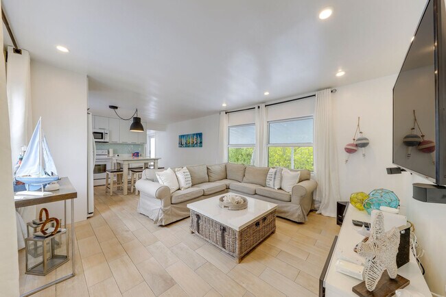 Building Photo - 398 Burton Dr
