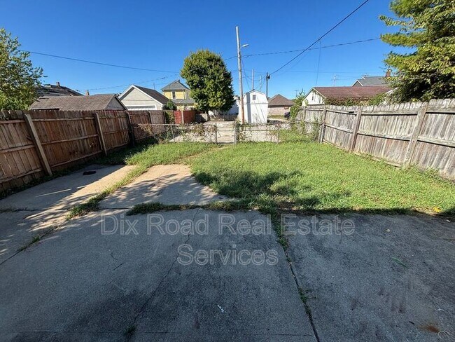 Foto del edificio - 2339 Freeman Ave