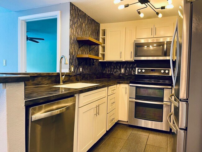 Foto del edificio - Partly Furnished 3-bedroom, 3-bath condo a...