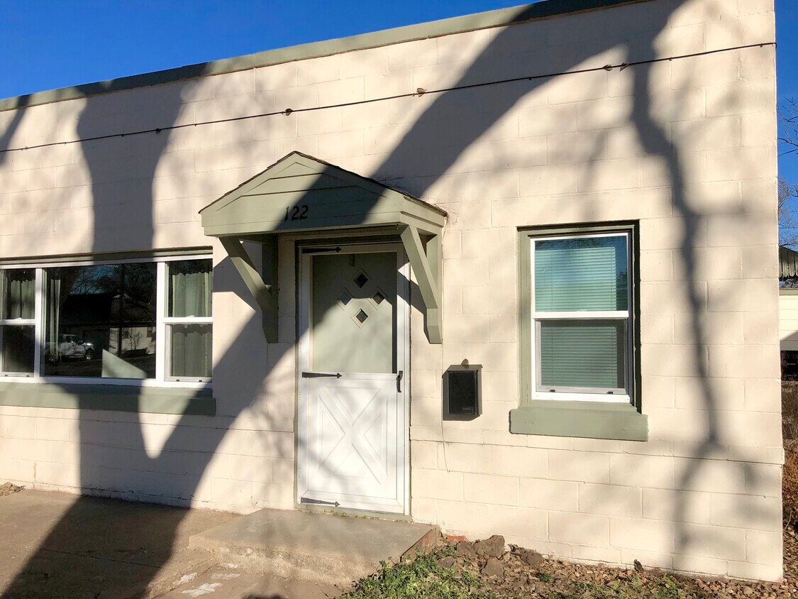 Primary Photo - 122 W State St