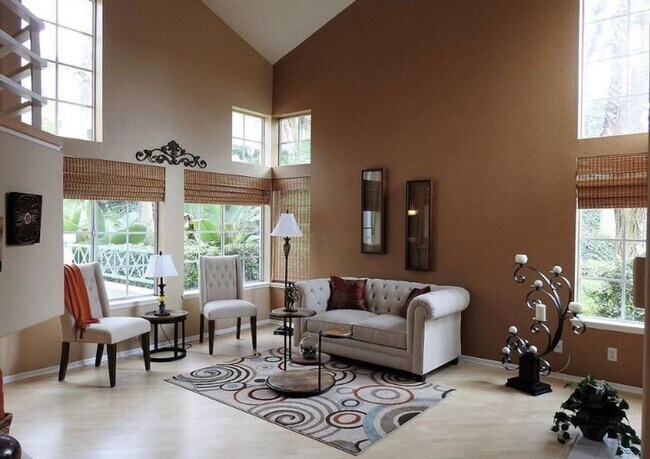 Foto del edificio - The perfect 3 Bed 3 bath Townhouse