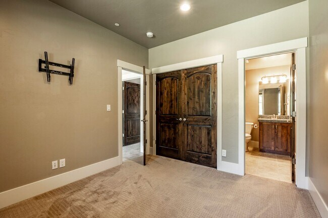 Building Photo - Charming Parks Edge Town Home
