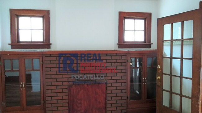 Building Photo - 2 bedroom 1 bath - Main house - Pet Friendly