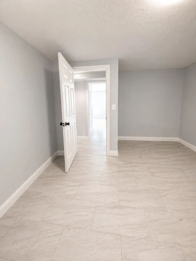Building Photo - 2 Bedroom