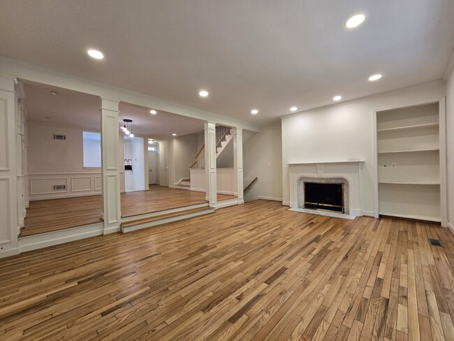 Foto del edificio - Beautifully Updated 3BR/3.5BA Townhome in Sought-After Westbard Mews!!