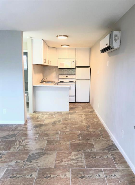 Building Photo - 1016 E 7th St