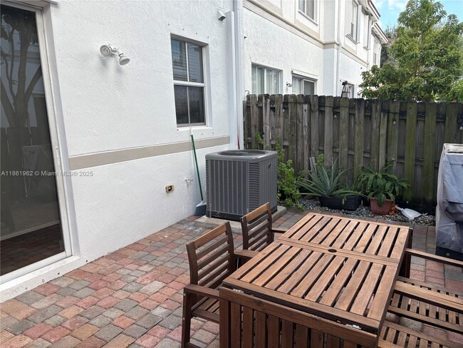 Foto del edificio - 8108 NW 108th Ct