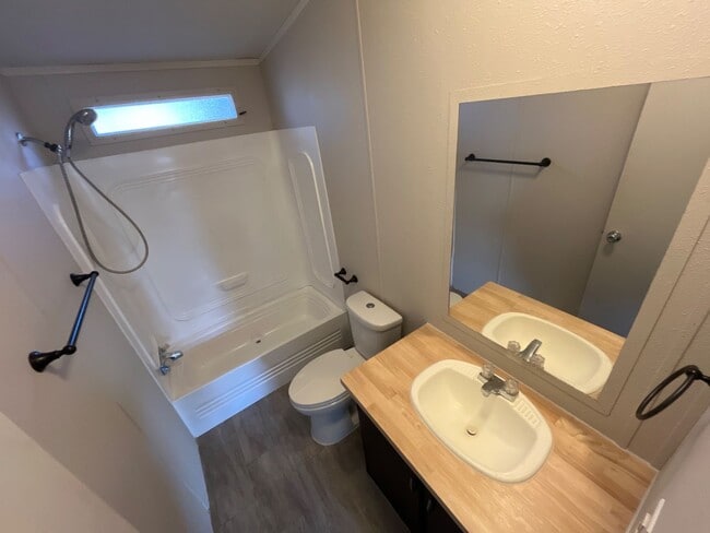 Building Photo - 210 N Walnut St