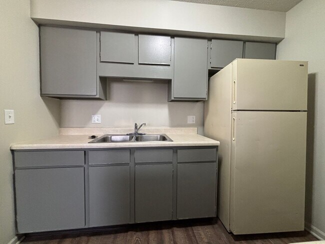 Foto del edificio - Renovated 2 Bedroom, 1 Bath Apartment at t...