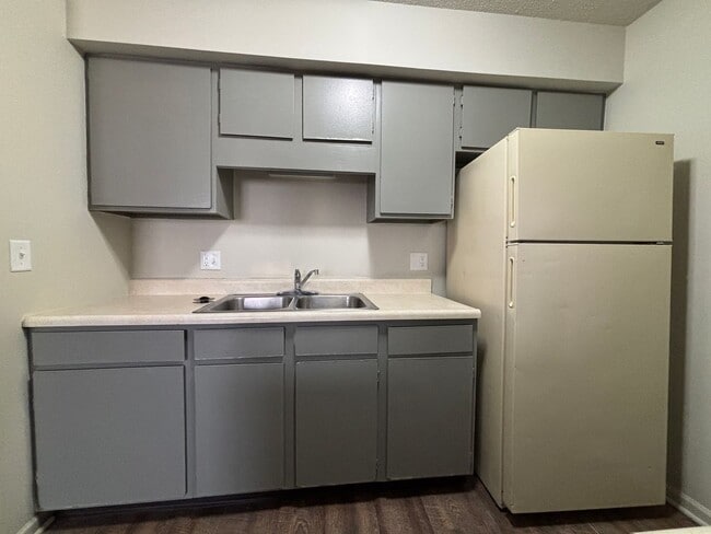 Building Photo - Renovated 2 Bedroom, 1 Bath Apartment at t...