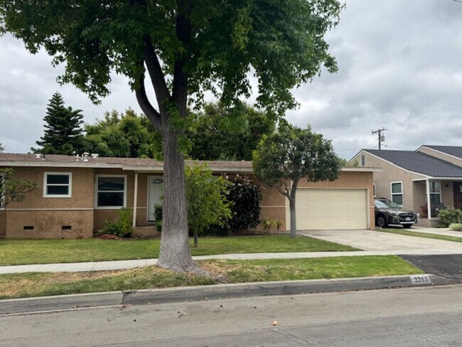 Foto del edificio - Newly Renovated 4 Bedroom 2 Bath home, wit...