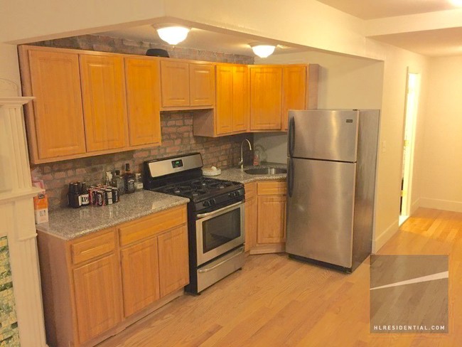 Building Photo - Garden level 2BR with shared yard and W/D