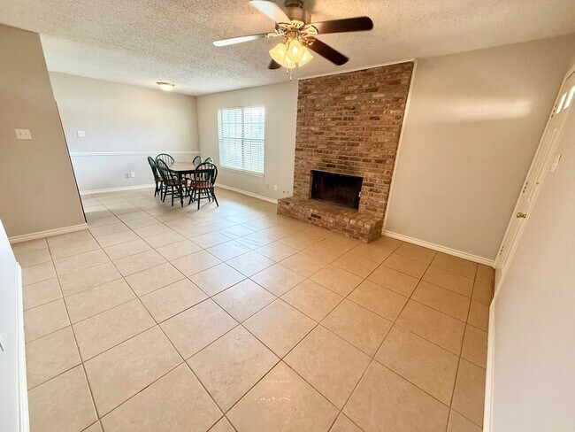 Foto del edificio - 3-bed/2-bath near Paluxy/Grande!