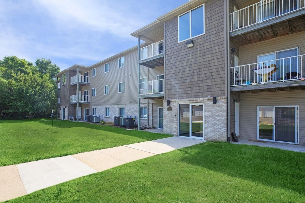 Primary Photo - Quail Run Apts. (750 N. 18th Ave.)