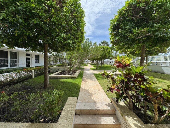 Foto del edificio - 4747 Collins Ave