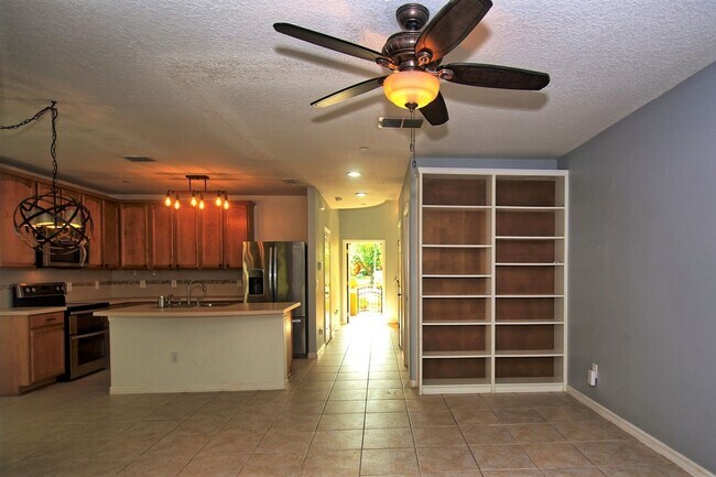 Foto del edificio - Three Bedrooms Two Bath One Garage