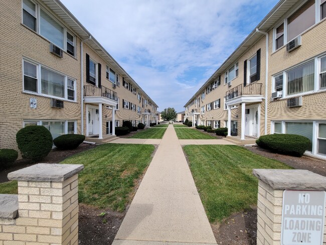 Building Photo - 4934 N Leonard Dr