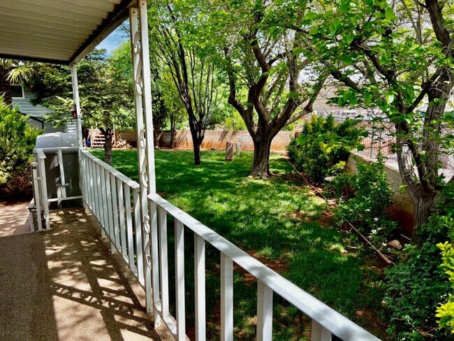 Building Photo - Kings Row - 1 bed 1 Bath. Furnished!