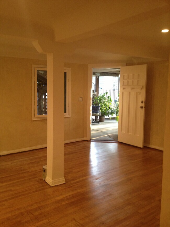 Front entrance - 2016 Rockford Rd