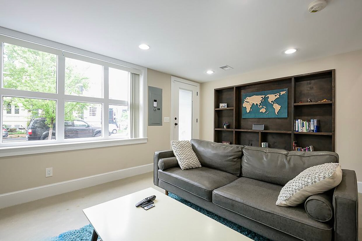 Foto principal - 717 F St NE