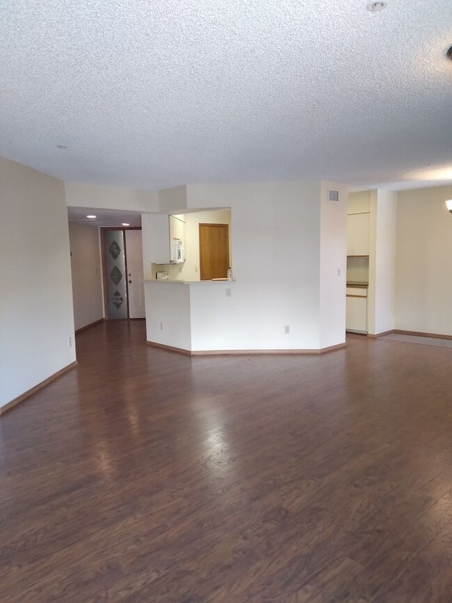 Building Photo - Beautiful 3 bed / 2 bath Seasons Condo Available