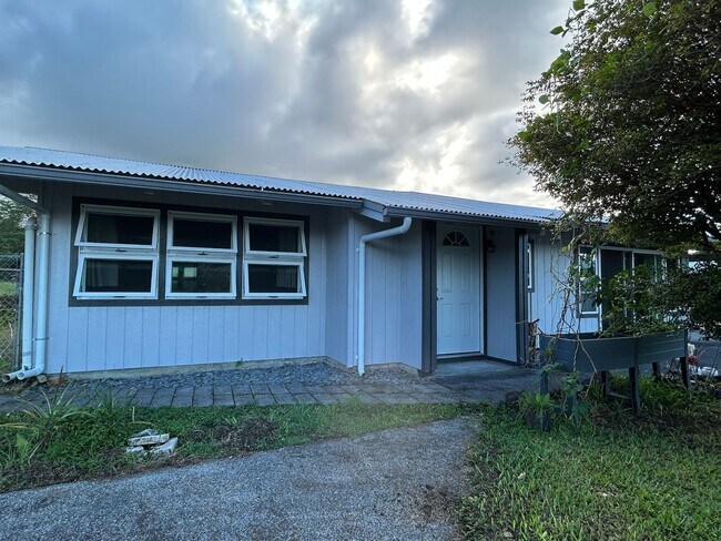 Foto del edificio - Spacious 4-Bedroom Home with Large Yard in Waiakea, Hilo – $3,000