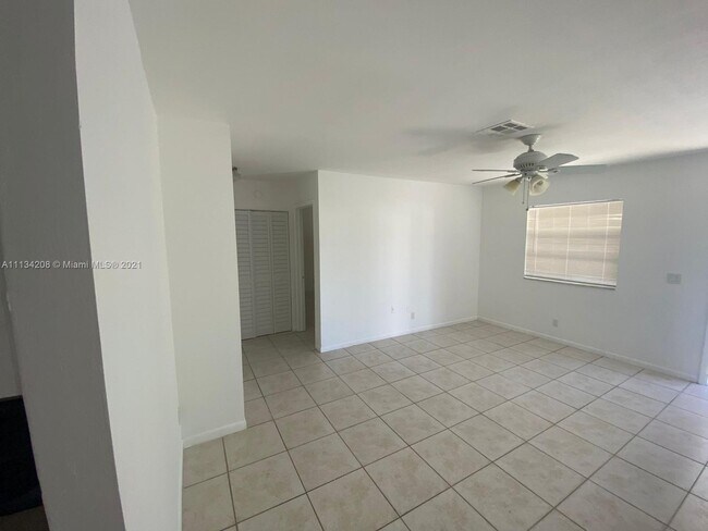 Foto del edificio - 235 SW 12th St