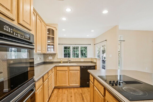 Building Photo - Spacious Brick Townhome minutes from Vienn...